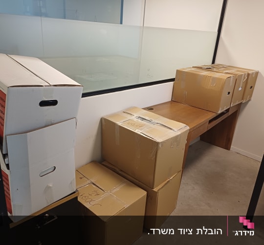 קופסאות קרטון על שולחן במשרד